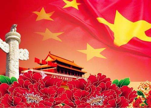 紅旗隨風(fēng)舞翩翩，燈光溢彩映亮天